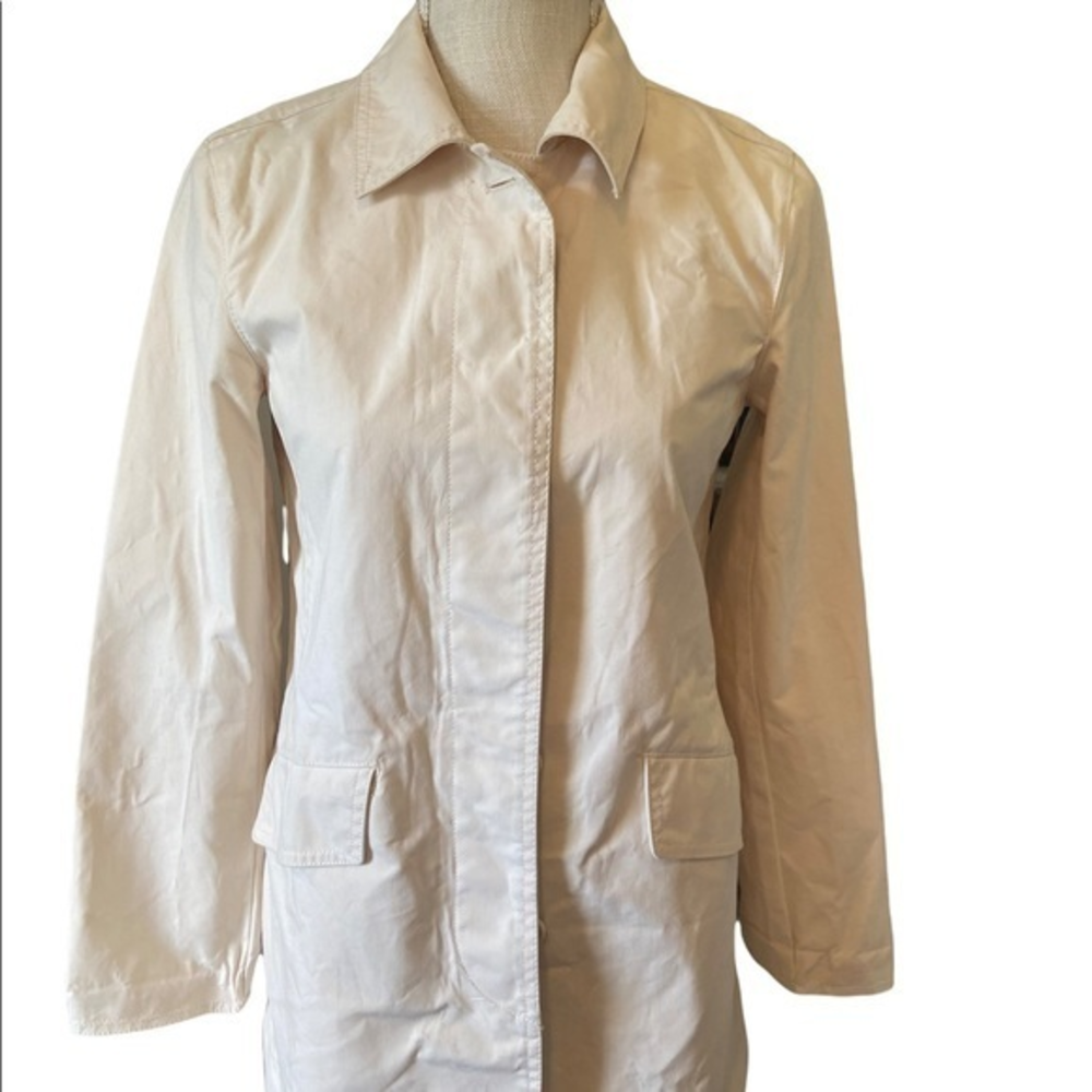 Gap size XS button up jacket , lightweight crème color super cute‎